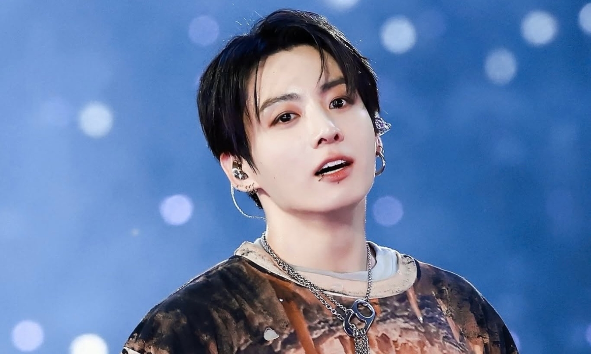 Jungkook BTS diện jeans rách của nhà thiết kế Việt trên sân khấu quốc tế - hình ảnh - f168winn.com
