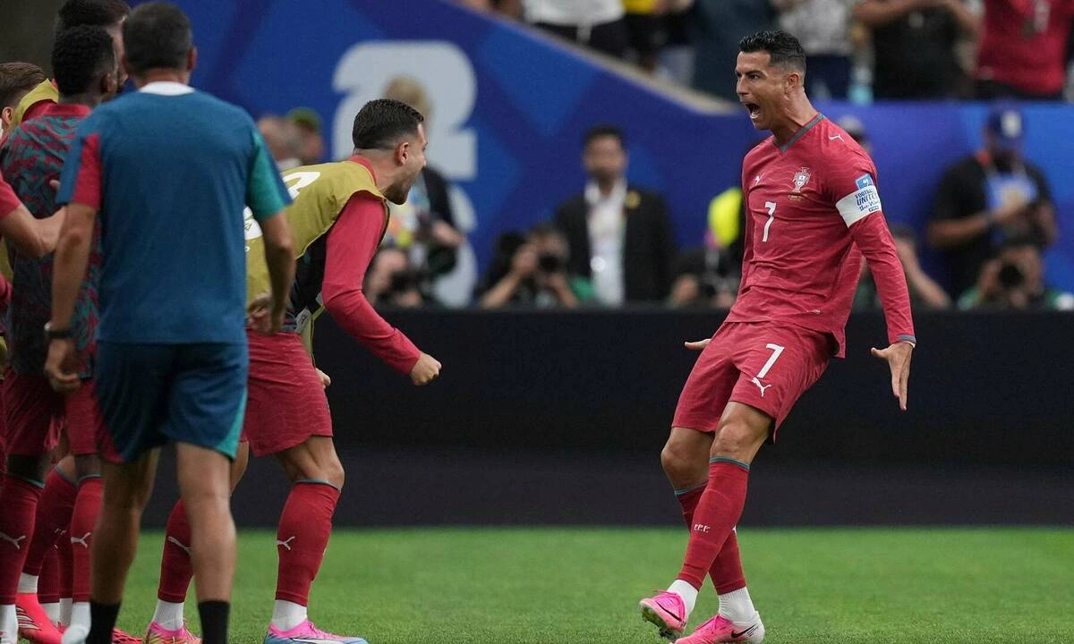 Ibrahimovic Chê Ronaldo: Ghi Bàn Vào Lưới Uzbekistan Cũng Không Có Gì Đáng Nói - hình ảnh - f168winn.com Ibrahimovic Chê Ronaldo: Ghi Bàn Vào Lưới Uzbekistan Cũng Không Có Gì Đáng Nói - hình ảnh - f168winn.com