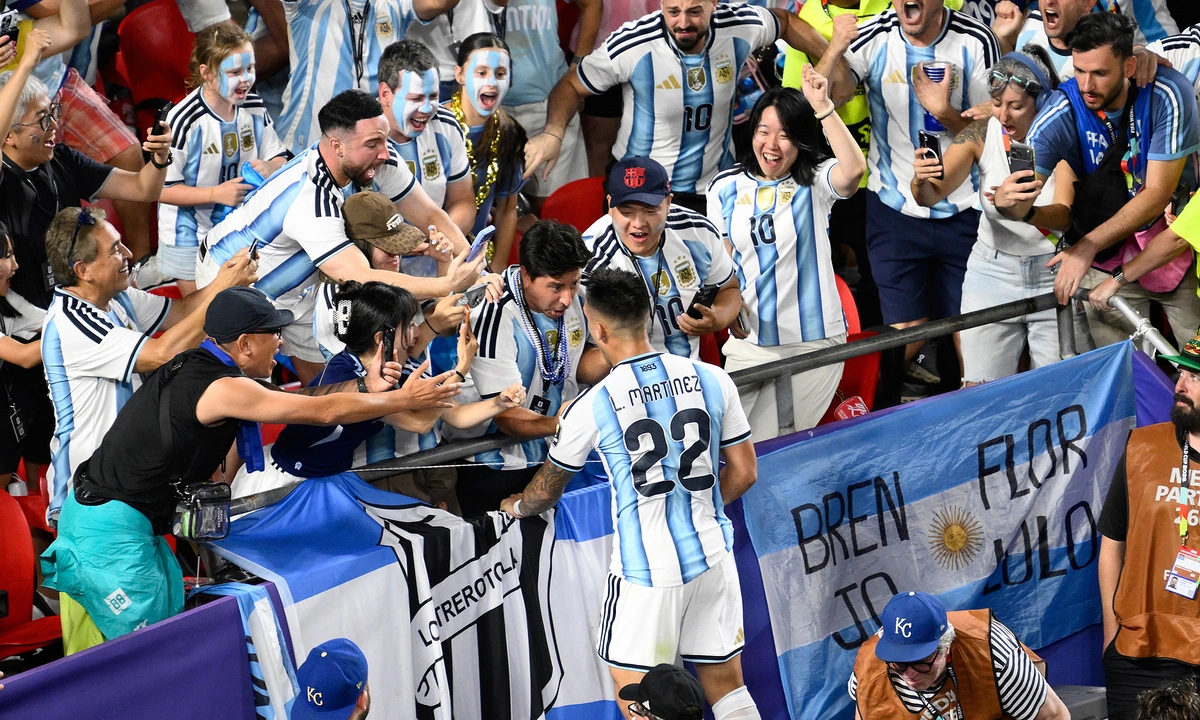 Báo Anh đặt dấu hỏi về việc tiền đạo Argentina thoát thẻ đỏ: góc nhìn mới cho người chơi Việt - hình ảnh - f168winn.com
