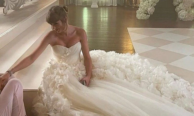 Taylor Swift diện đầm cưới Dior trong hôn lễ với Travis Kelce - hình ảnh - f168winn.com Taylor Swift diện đầm cưới Dior trong hôn lễ với Travis Kelce - hình ảnh - f168winn.com