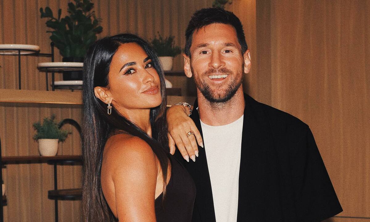 F168 chính thức: Câu chuyện tình 30 năm của Messi và vợ người mẫu khiến fan xúc động - hình ảnh - f168winn.com